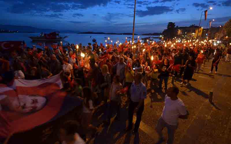 On binlerce İzmirli Gündoğdu'ya aktı