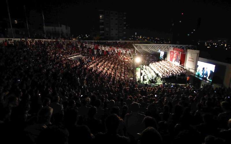 İzmir, Arif Sağ konserine akın etti