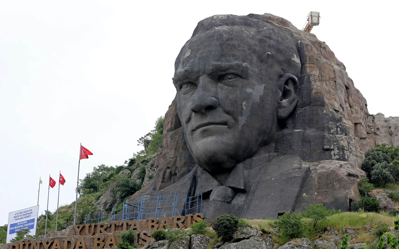 İzmir'de Atatürk maskına bakım