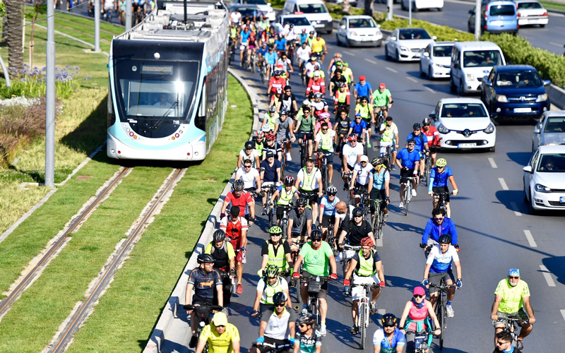 İzmirliler 'Bisiklet Günü'nde pedal bastı
