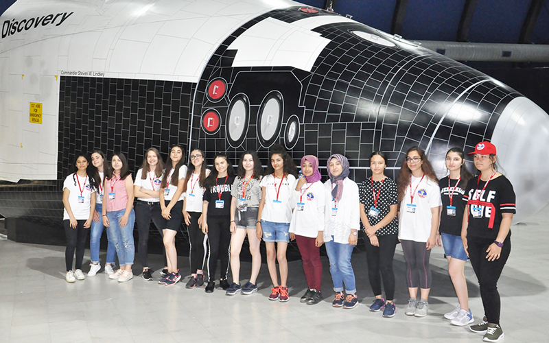 Kız çocuklar Uzay Kampı'nda buluştu