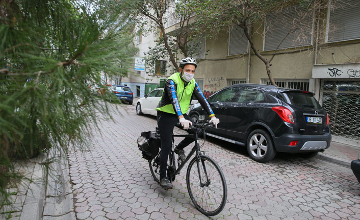 Bisikletli gönüllüler yaşlılar için pedal çeviriyor