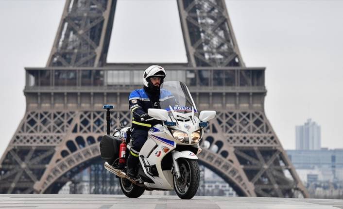 Fransız polislerden maske yetersizliğine tepki