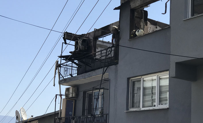 İzmir'de çıkan yangın 3 evde hasara neden oldu