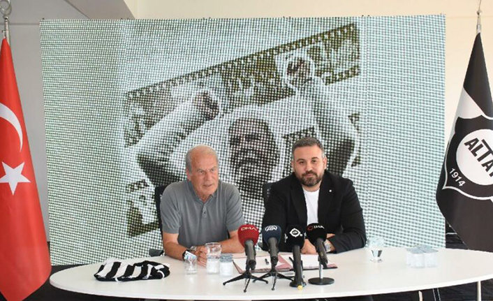 Mustafa Denizli ve yeni transferler için imza töreni
