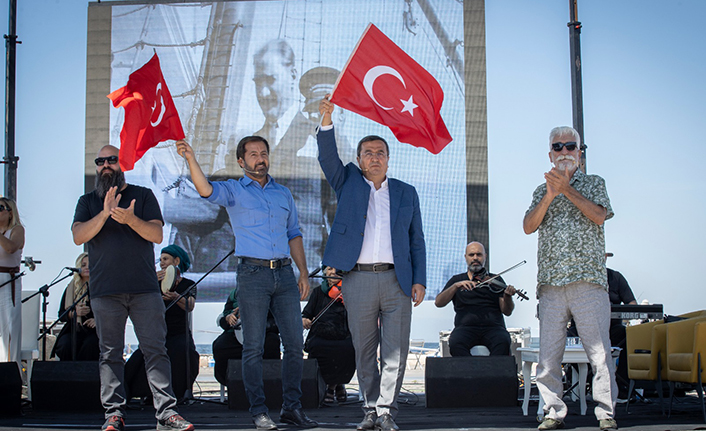 Batur, İzmir’den barış ve iktidar mesajı verdi