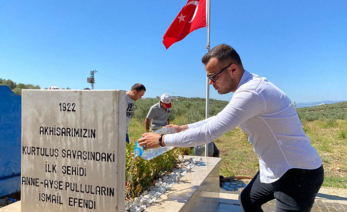CHP'li gençler şehidin mezarına sahip çıktı 