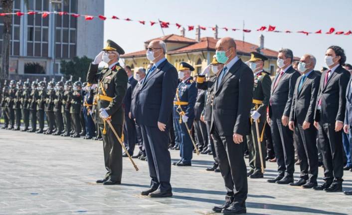 İzmir'de kutlamalar çelenk töreniyle başladı