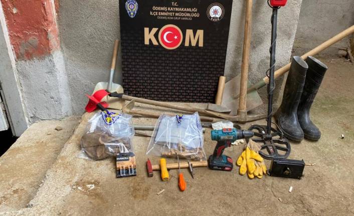 İzmir’de kaçak kazı yapılan eve polis baskını