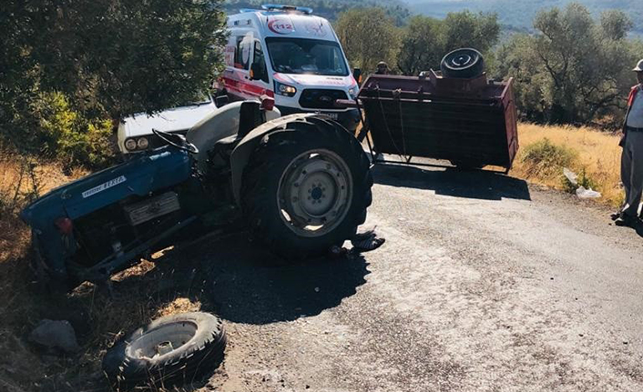 Manisa'da devrilen traktördeki 2 kişi yaralandı