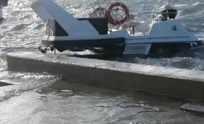 İzmir'de fırtına nedeniyle tekneler battı
