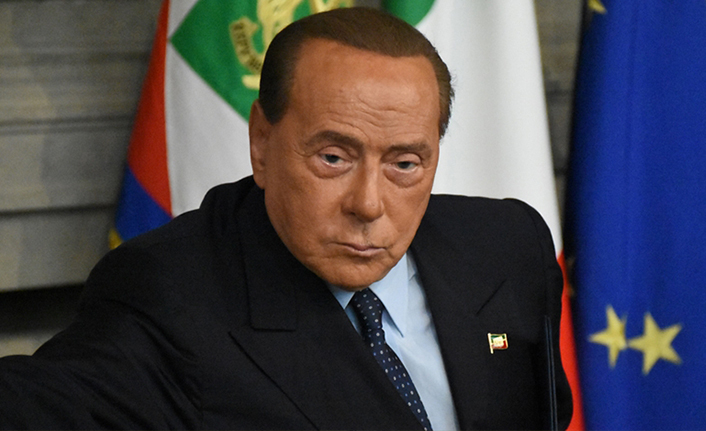 Berlusconi adaylıktan çekildi
