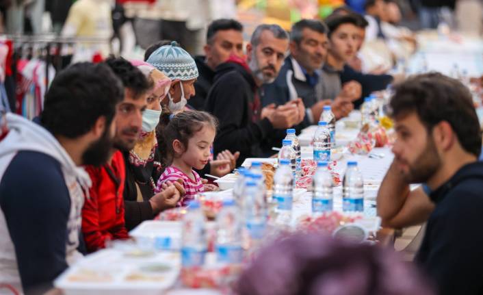 Başkan Kılıç vatandaşlara iftar yemeği dağıttı