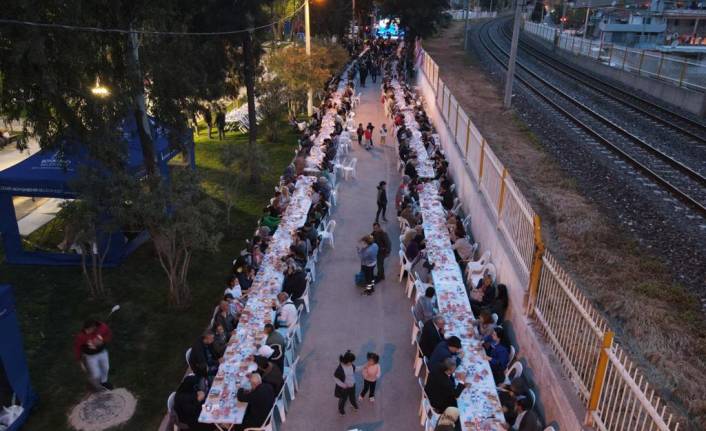 CHP İzmir halkın iftar sofrasını Konak’ta kurdu