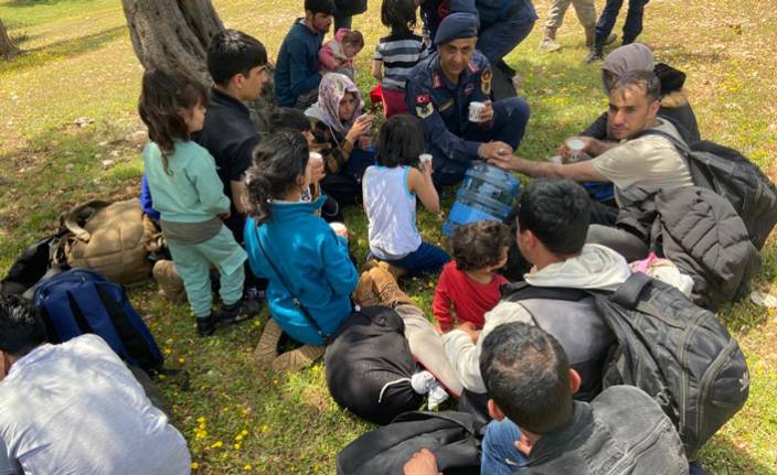 İzmir'de 94 düzensiz göçmen yakalandı