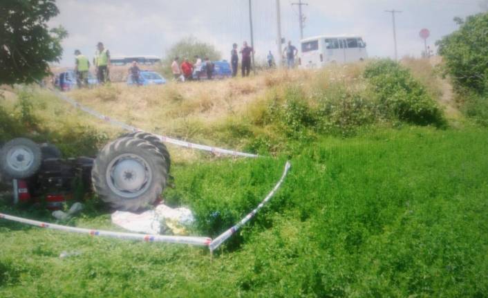 Denizli'de traktör devrildi: 2 ölü