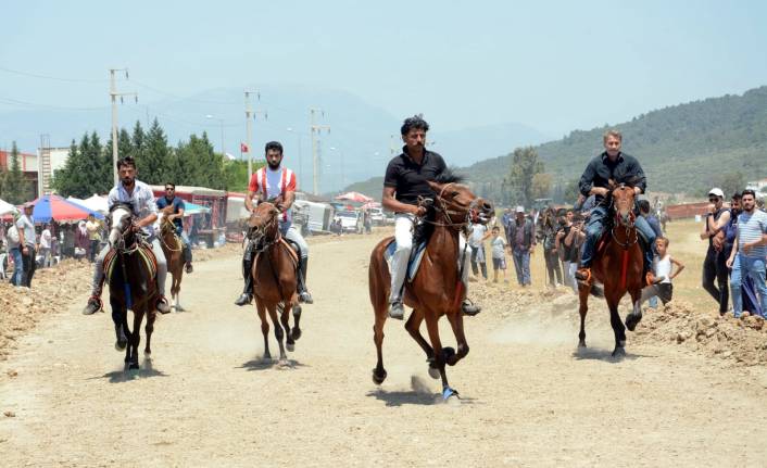 Rahvan atlar, 7 yıl sonra Torbalı'da yarıştı