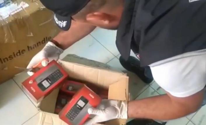 İzmir'de gümrük kaçağı 1000 cep telefonu ele geçirildi