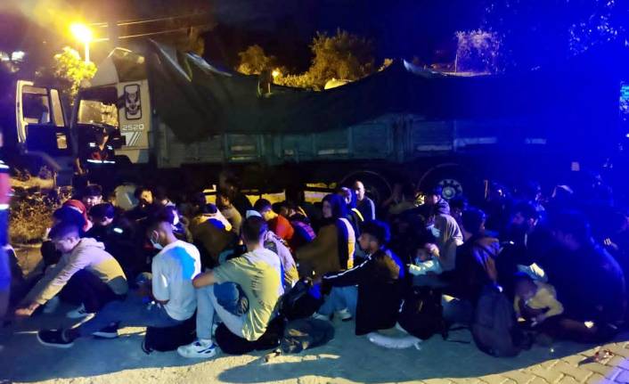 Kamyon kasasında 96 kaçak göçmen