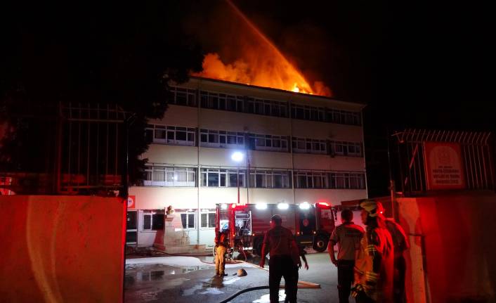 Okul çatısında korkutan yangın 