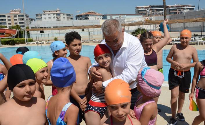 Başkan Tekin, yüzme kursunda çocukları ziyaret etti