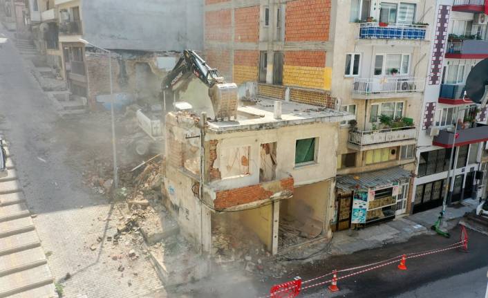 Konak Belediyesi metruk binayı yıktı