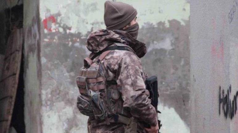 Afrin'de canlı bomba eylemi hazırlığındaki olan Suriye uyruklu 2 PKK/YPG'li terörist yakalandı